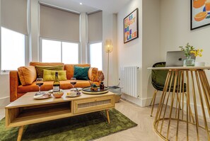 Smart TV - Apt 1 - North Marine Villa - Pet-friendly. Ground floor modern apartment near North Bay Beach. (Scarborough)