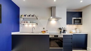 Réfrigérateur, four à micro-ondes, un four, surface de cuisson