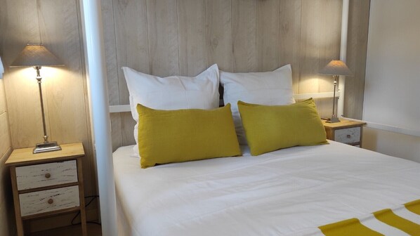 3 chambres, fer et planche à repasser, lit de bébé portatif