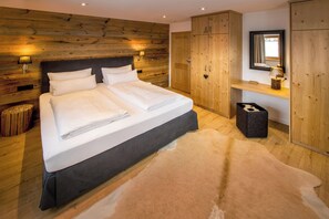3 bedrooms, in-room safe, desk, iron/ironing board