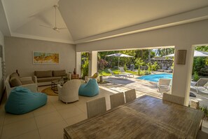 Outdoor dining - Superb Villa of 205 m2 with swimming pool, beach at 200m,  maid and cooking.  (Flic en Flac)