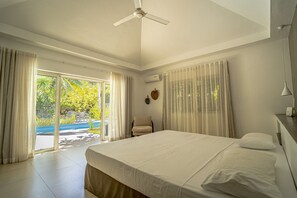 3 bedrooms, in-room safe, iron/ironing board, travel cot - Superb Villa of 205 m2 with swimming pool, beach at 200m,  maid and cooking.  (Flic en Flac)