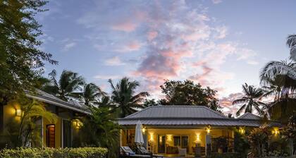 Superb Villa of 205 m2 with swimming pool, beach at 200m, maid and cooking.