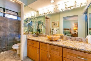 Een douche, een haardroger, handdoeken