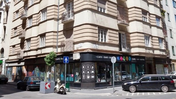 A multi-story building with a corner entrance, featuring a cafe and bar on the ground floor. - Real Apartments Wesselényi III.  (Budapest)