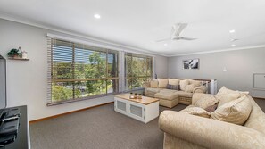 Smart TV, fireplace, DVD player, stereo - Seaclusion - a/c, wifi available, close to beach (Bonny Hills)