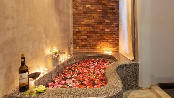 Deluxe King Room with Bathtub | Bathroom
