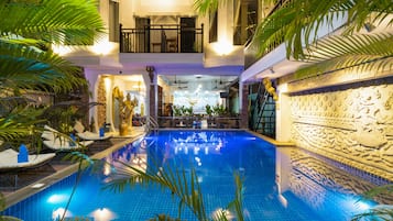 Kolam renang outdoor, dengan kursi berjemur
