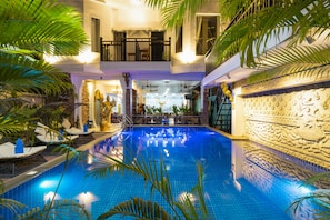 Piscina all'aperto, con ingresso dalle 06:00 alle 22:00, lettini