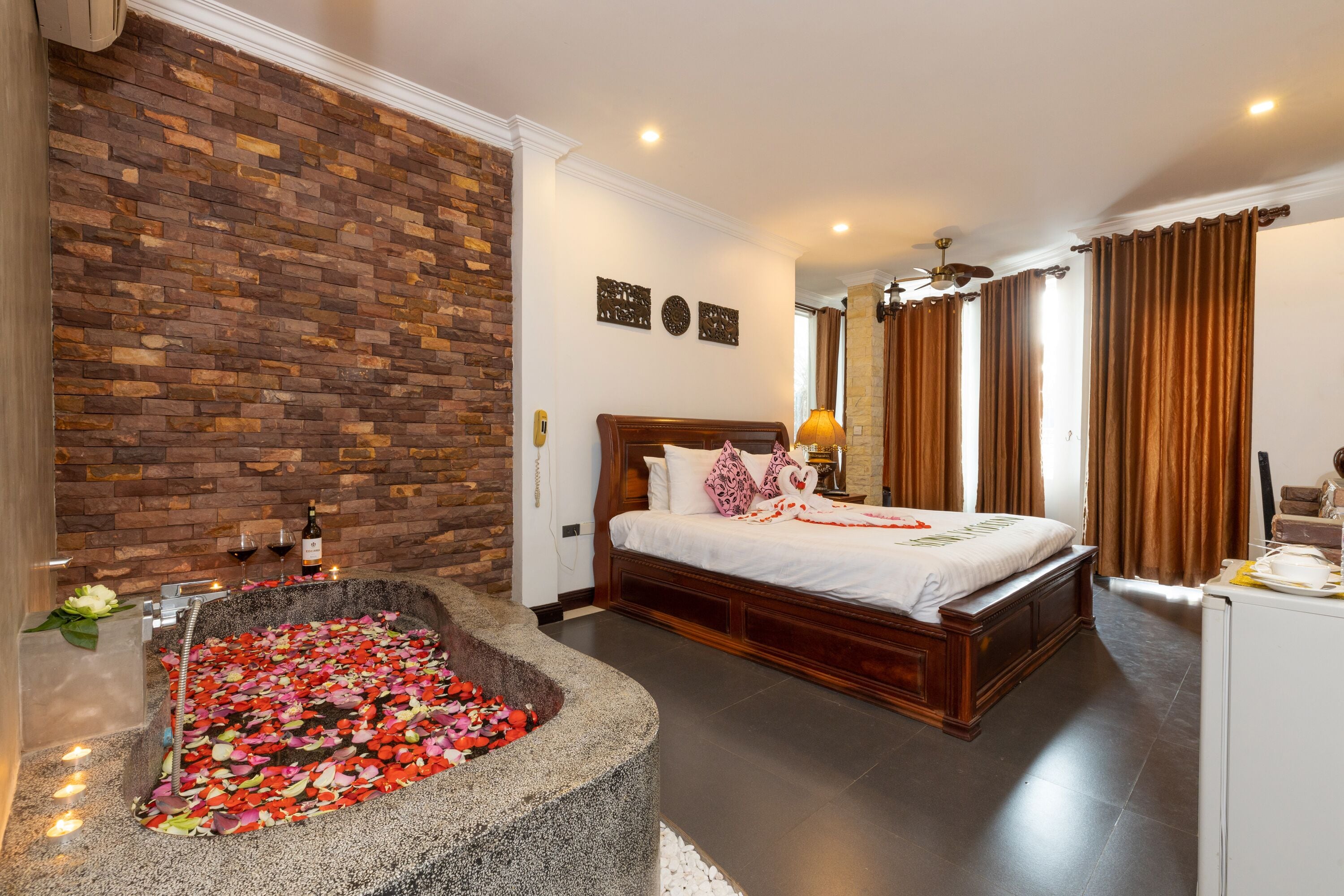 Kamar Double Deluks, pemandangan kolam renang | Minibar, brankas, meja kerja, dan ruang kerja ramah laptop