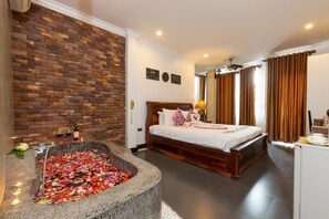 Kahden hengen deluxe-huone, näköala uima-altaalle | Minibaari, tallelokero huoneessa, työpöytä