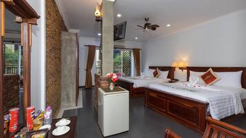 Habitación familiar, vistas a la ciudad | Minibar, caja fuerte, escritorio y espacio para trabajar con un portátil