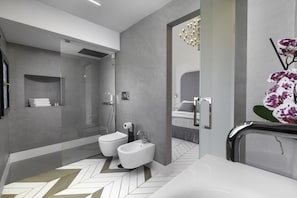 Douche, douche hydromassante, sèche-cheveux, peignoirs pour enfants
