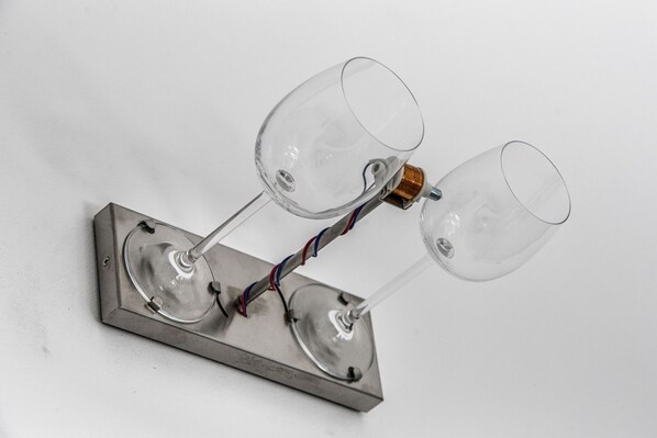 A wall-mounted light fixture with three clear glass bulbs. - Iommella luxury rooms (Sant'Agnello)