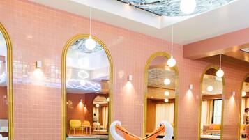 Piscine couverte, accÚs possible de 08 h 00 à 20 h 00, chaises longues