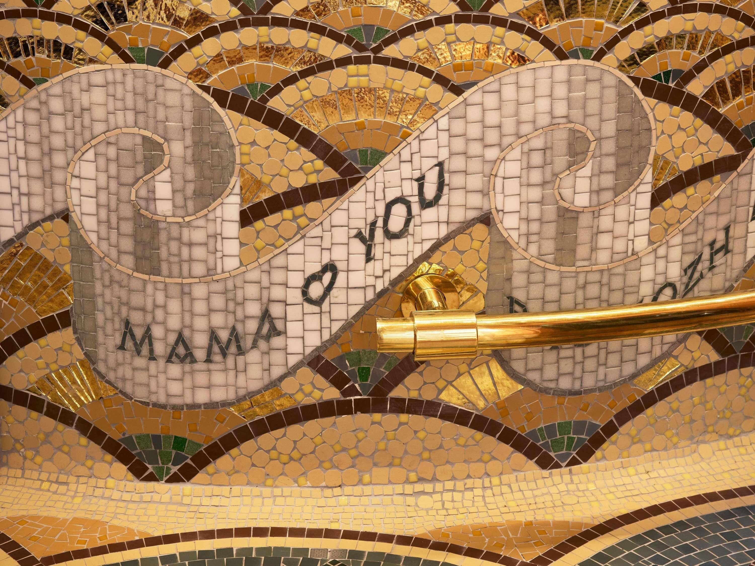 Un mosaico con las palabras 'MAMA O YOU' y una llave dorada.