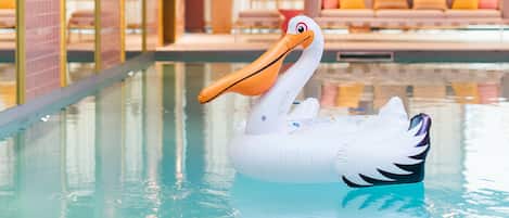 Inomhuspool med öppettider 08.00 till 20.00, och solstolar