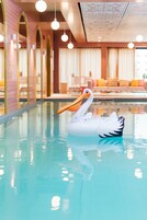 สระว่ายน้ำในร่ม เปิด 8:00 น. ถึง 20:00 น., เก้าอี้อาบแดดริมสระ