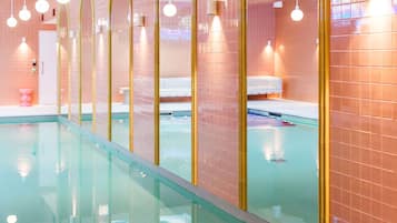Inomhuspool med öppettider 07.00 till 22.00, och solstolar