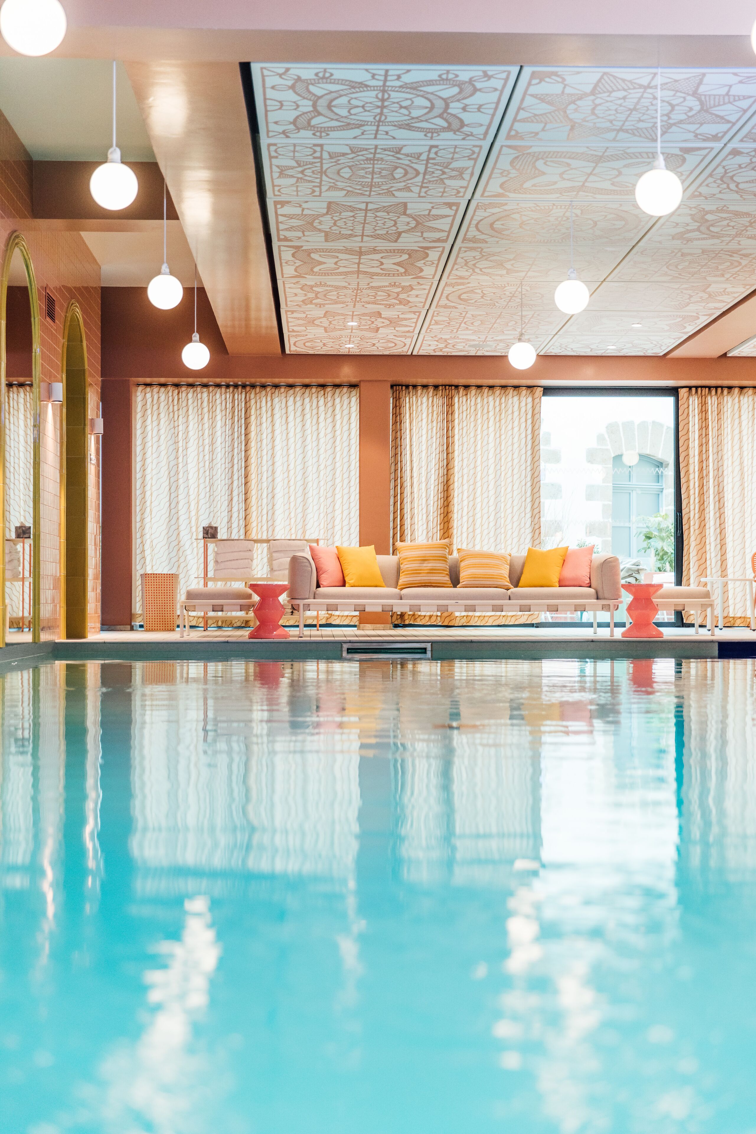 Piscine couverte, accès possible de 08 h 00 à 20 h 00, chaises longues 