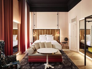 خزنة داخل الغرفة وبديكورات فريدة لكل غرفة وطراز فريد لكل وحدة