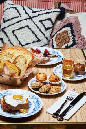 بوفيه فطور يوميًا بتكلفة قدرها (21 EUR للشخص)