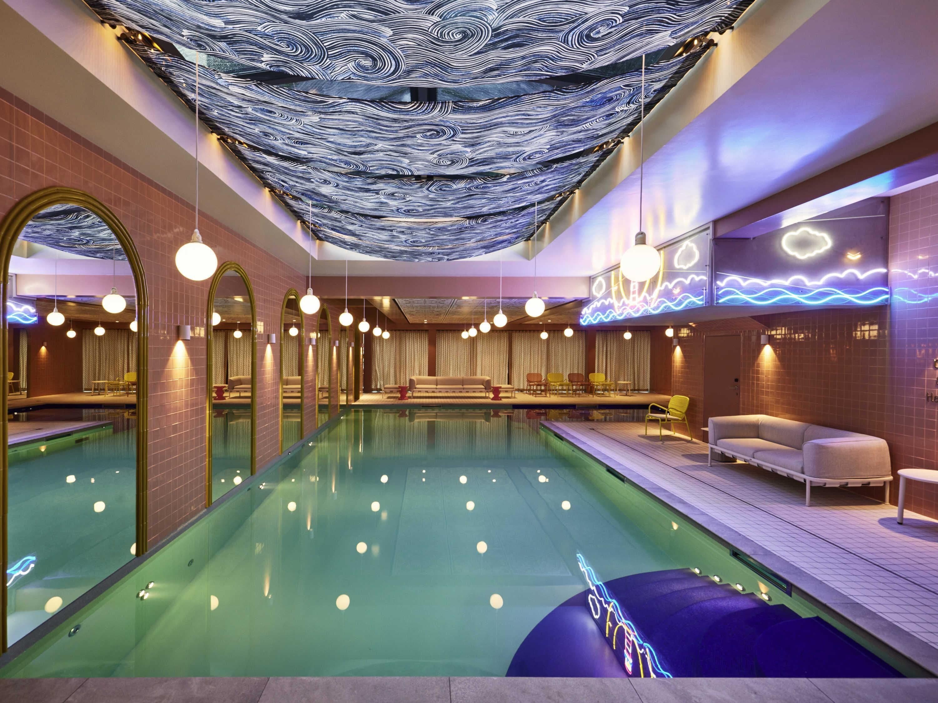 Kolam renang indoor, dengan kursi berjemur