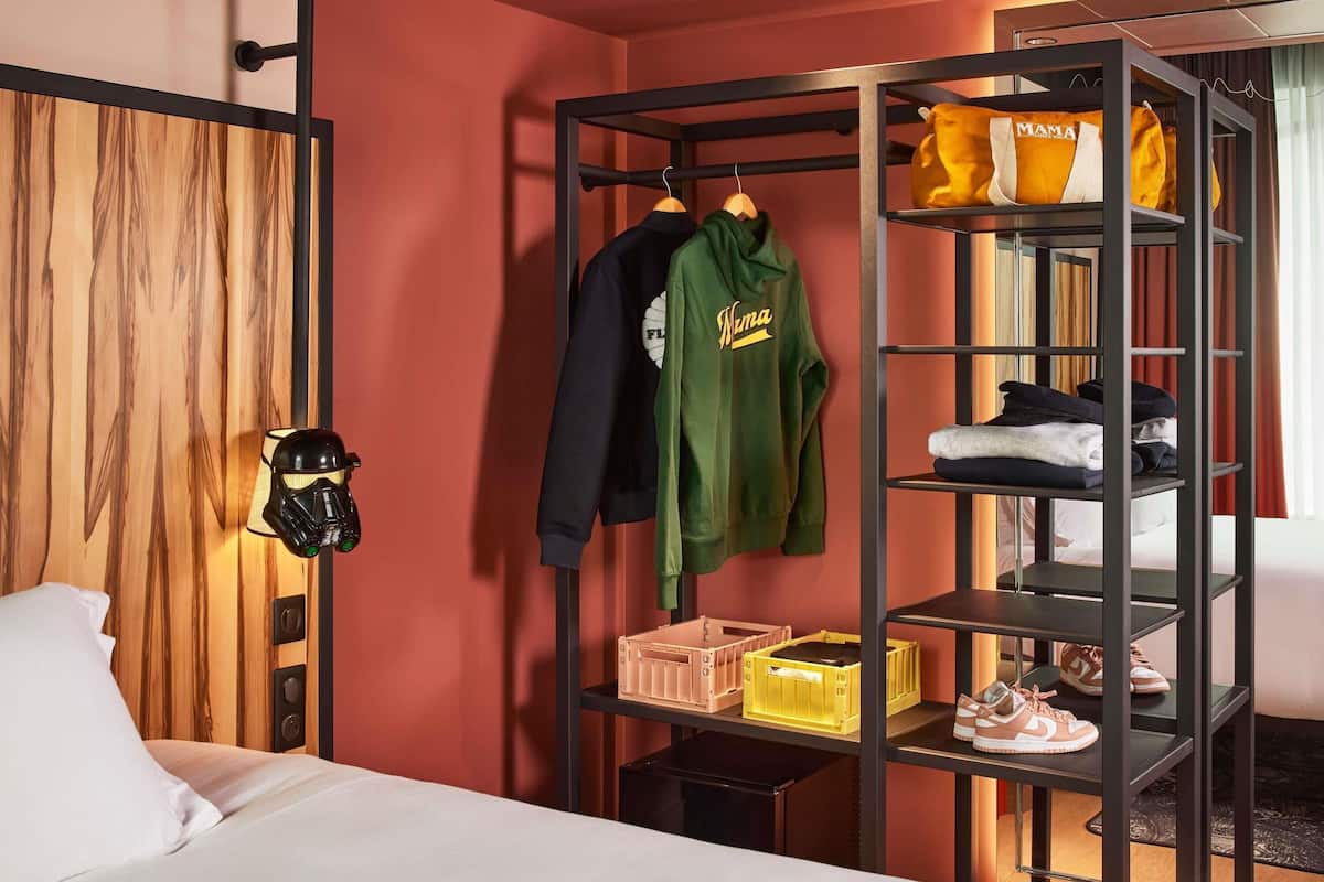 Habitación con 2 camas individuales, 2 camas individuales | Caja de seguridad en la habitación y decoración personalizada