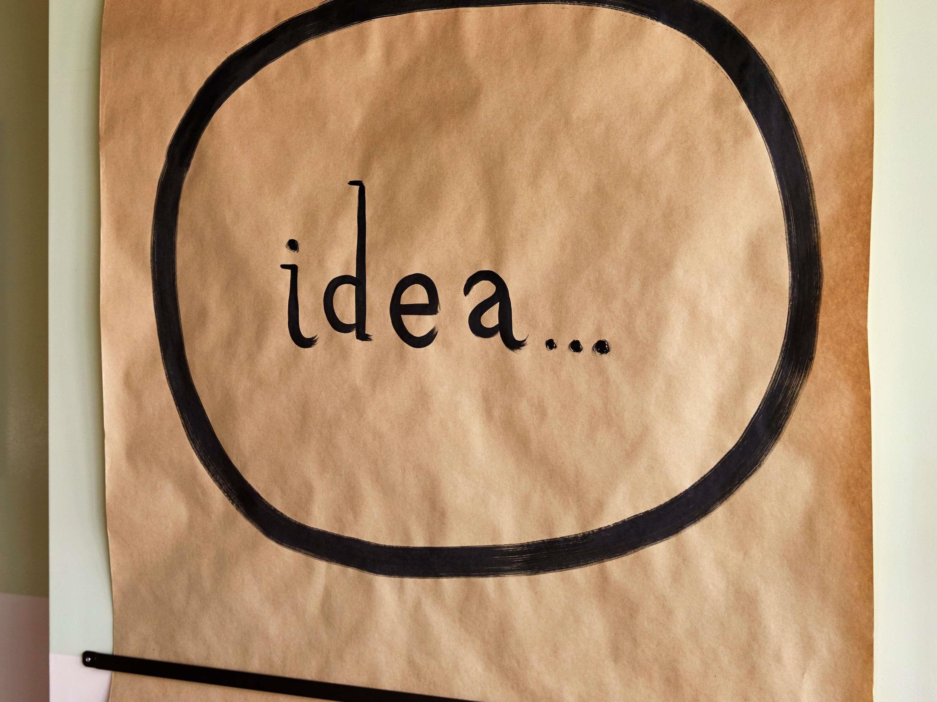 Um saco de papel castanho com a palavra 'ideia...' escrita.