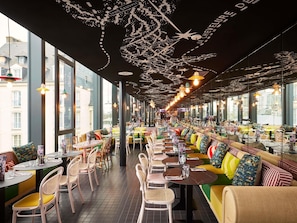 A restaurant with high ceilings, hanging lights, and large windows. - Mama Shelter Rennes (Rennes)