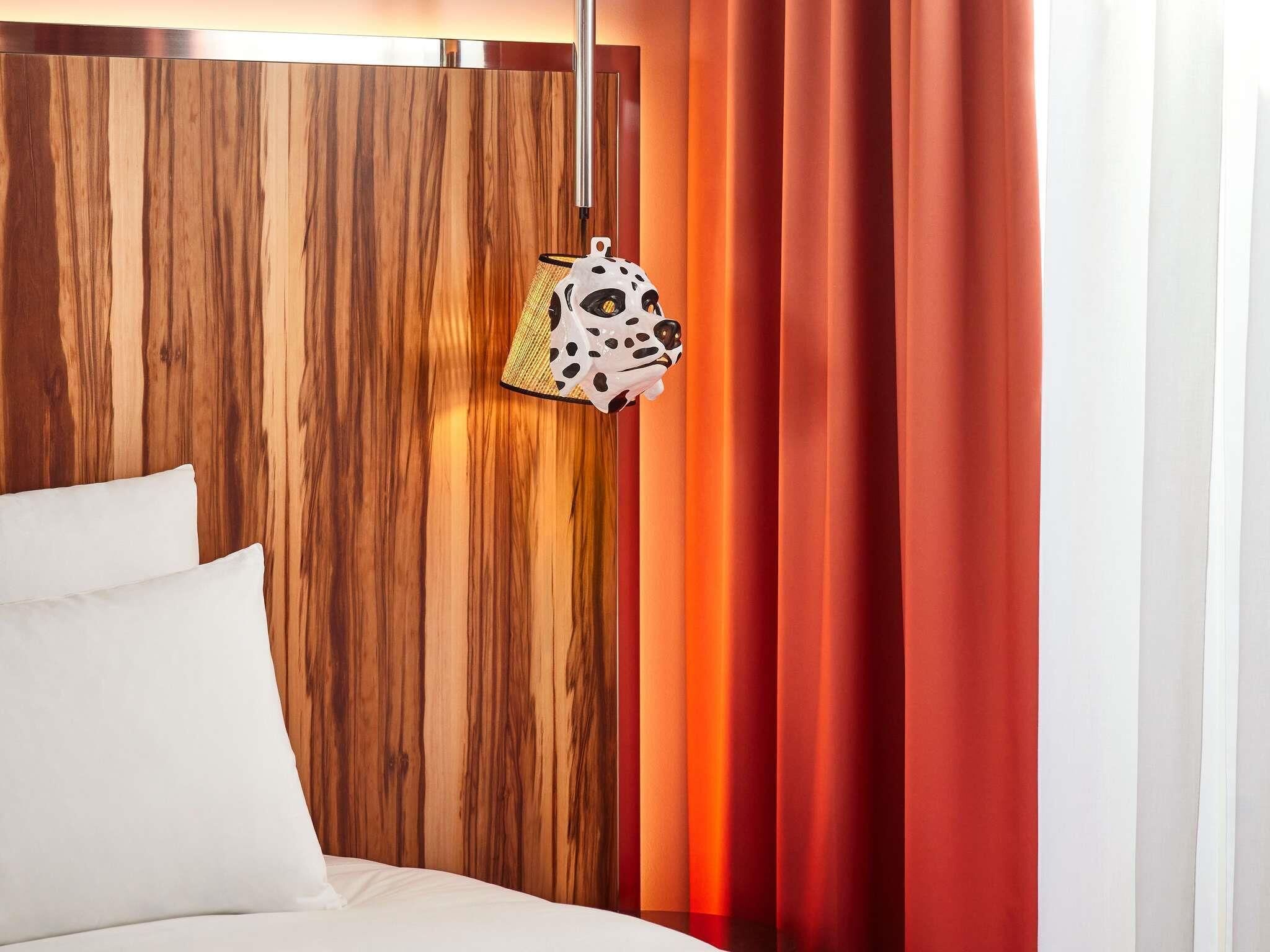 Zweibettzimmer, 2 Einzelbetten | Zimmersafe, individuell dekoriert, individuell eingerichtet