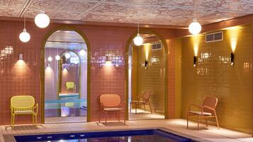 Kolam renang indoor, dengan kursi berjemur