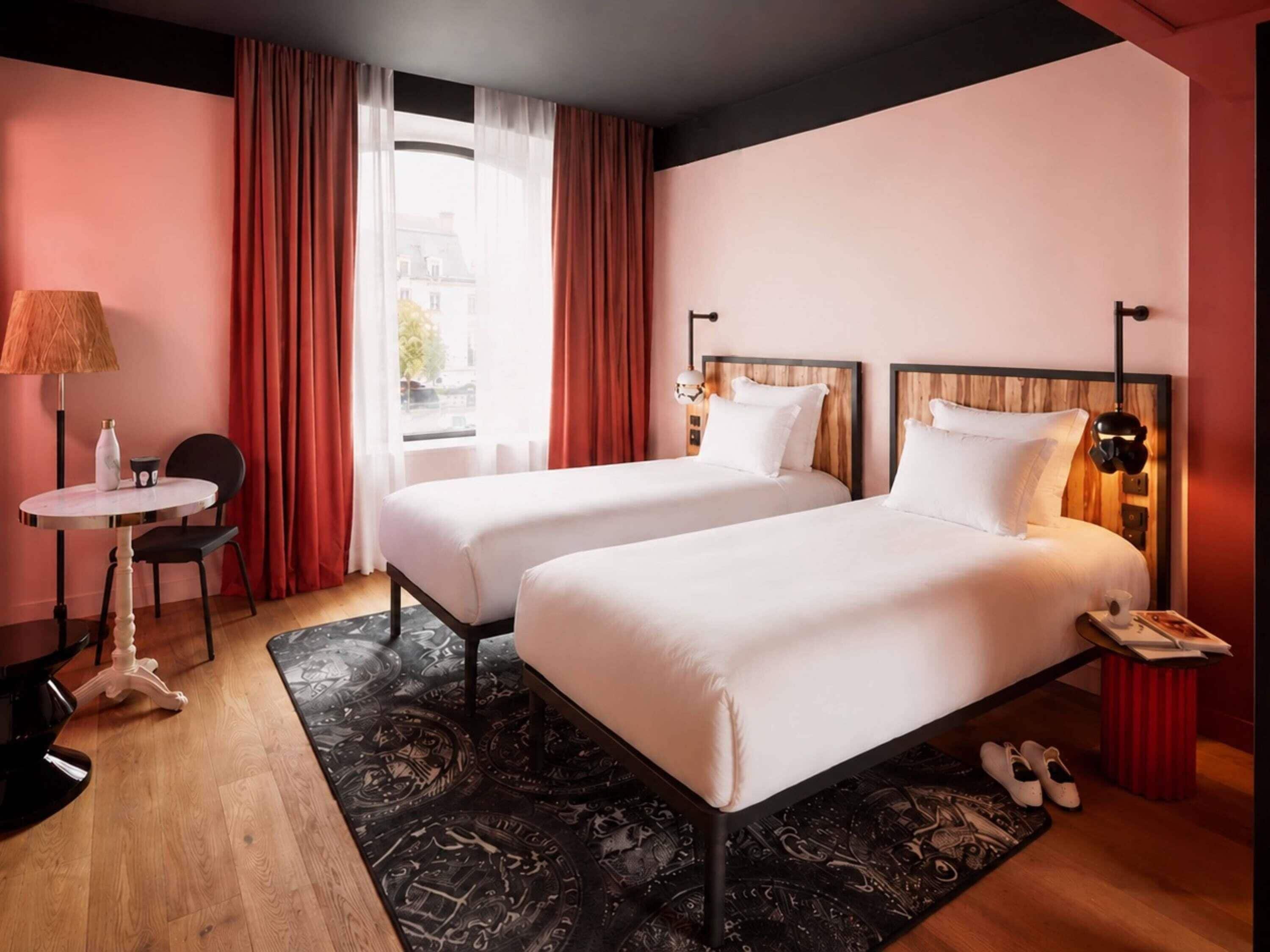 Medium Twin Room - Mom | In-room safe, individually decorated, individually furnished