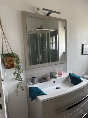 Shower, hair dryer, towels, soap - Cottage "Les Frênes" – An apartment for 4-5 people (Guerquesalles)