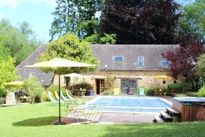 Una piscina al aire libre, una piscina climatizada