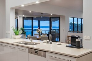 Frigorífico, microondas, lavavajillas y trona infantil