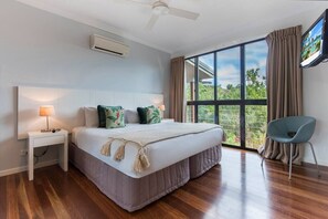 5 bedrooms, iron/ironing board, WiFi, bed sheets