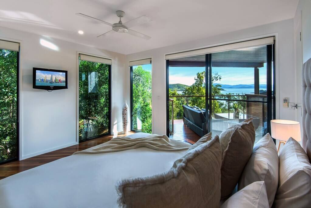 5 bedrooms, iron/ironing board, WiFi, bed sheets