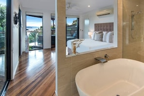 5 bedrooms, iron/ironing board, WiFi, bed sheets - Infinity, Infinity on Hamilton Island (Hamilton Island)