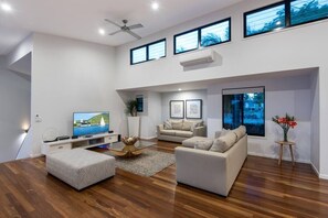 TV - Infinity, Infinity on Hamilton Island (Hamilton Island)