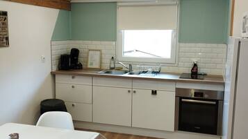 Frigorifero, microonde, forno, piano cottura