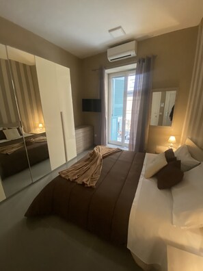 Hypo-allergenic bedding, minibar, individually decorated - Vico Grande (Naples)