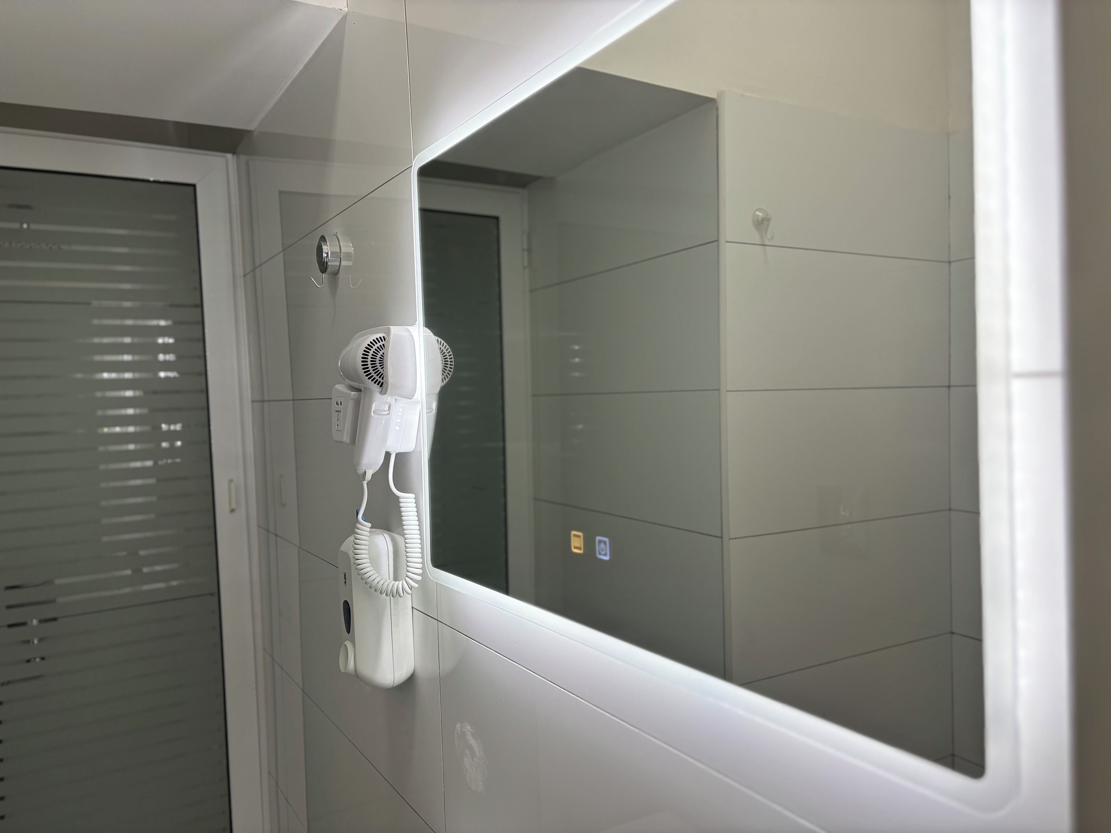 Camera Comfort | Bagno | Doccia, soffione a pioggia, asciugacapelli, pantofole