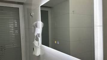 Camera Comfort | Bagno | Doccia, soffione a pioggia, asciugacapelli, pantofole