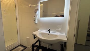 Camera Comfort | Bagno | Doccia, soffione a pioggia, asciugacapelli, pantofole