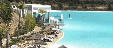 Una piscina al aire libre