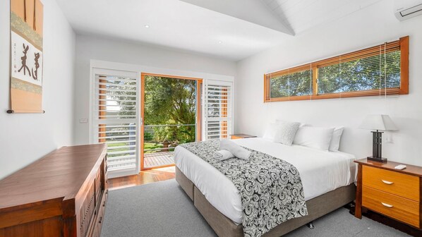 4 bedrooms, iron/ironing board, bed sheets