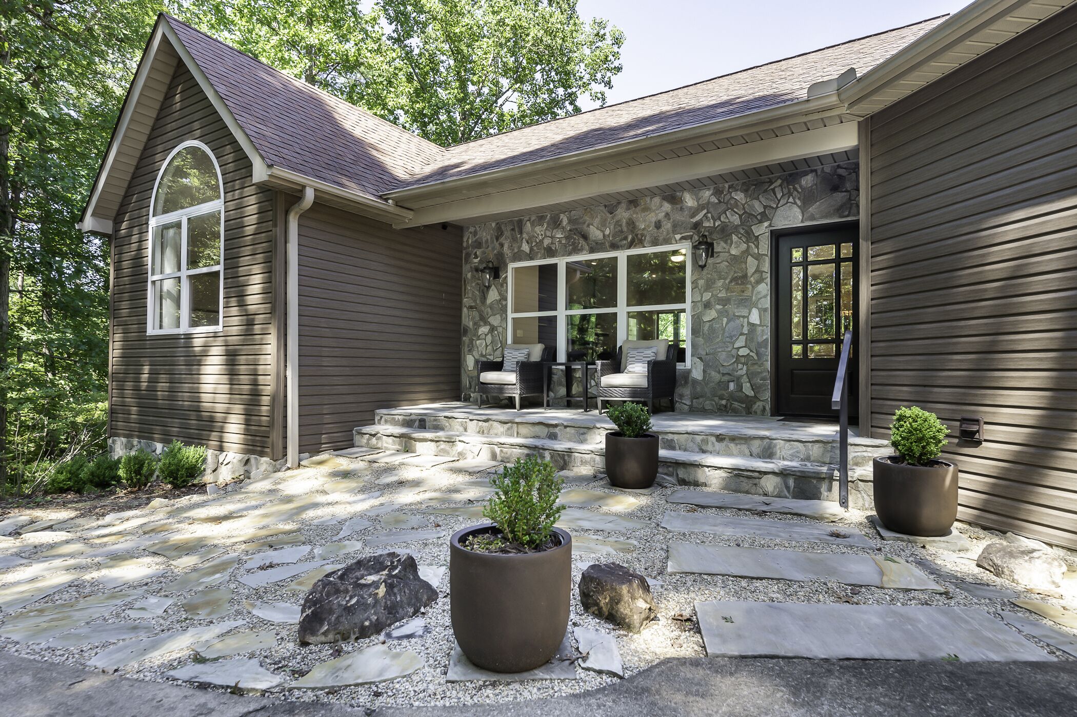 This wooded retreat has everything!