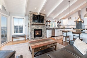 Smart TV, fireplace - AMAZING WINNIPESAUKEE VIEWS Heated Pool Hot Tub (Gilford)