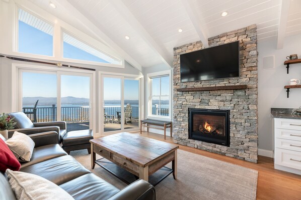 Smart TV, fireplace - AMAZING WINNIPESAUKEE VIEWS Heated Pool Hot Tub (Gilford)